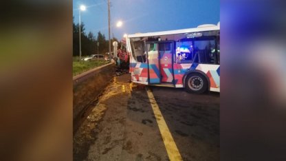 грузовик врезался в автобус