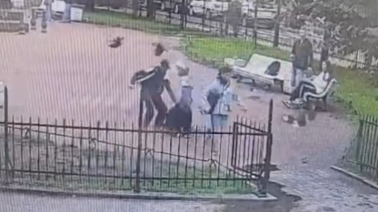 Парень напал с ножом на прохожих