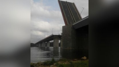 Развод Ладожского моста на Коле