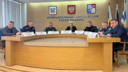 чиновники