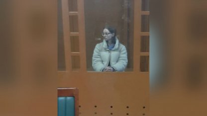 Девушка кинула коктейли молотова