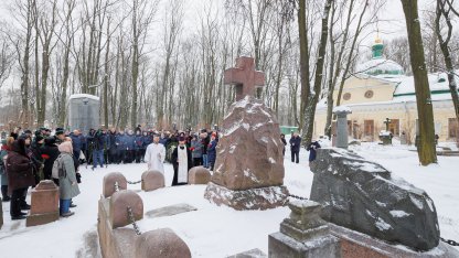 У могилы Менделеева
