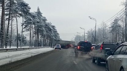 опрокинулся грузовик