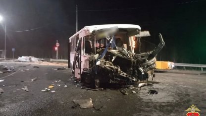 Грузовик протаранил автобус