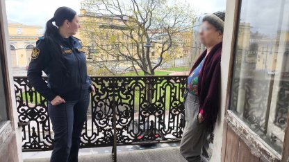 приставы помогли пожилой петербурженке