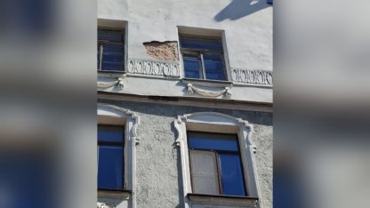 С дома упала штукатурка