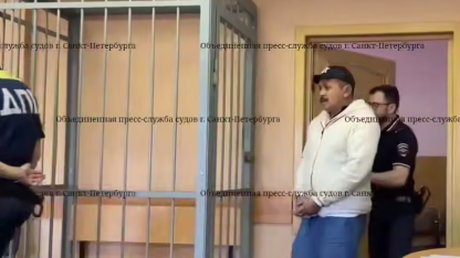 усадил школьницу в машину