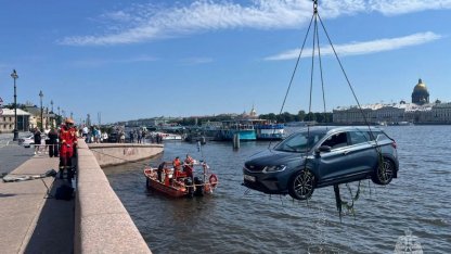 Автомобиль улетел в Неву