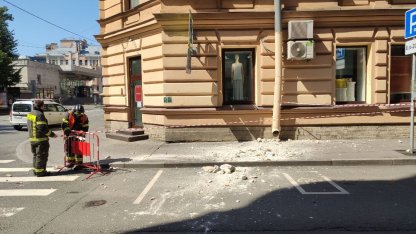 Рухнула часть фасада