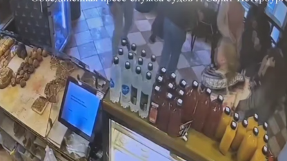 облила чаем