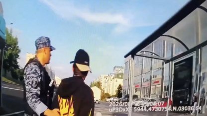 Задержание рисовавшего на остановке парня