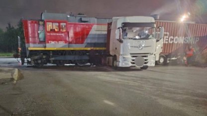 Столкновение грузовика с локомотивом в Автово