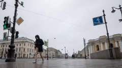 в маске со смартфоном