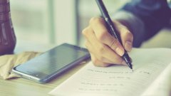 смартфон на столе