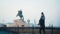Петербург, медный всадник, отец с ребёнком, семья, люди