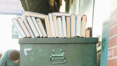 книги выброшены