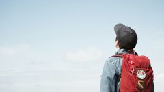 человек смотрит в небо