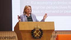 Карин Кнайсль во время панельной дискуссии для студентов и аспирантов в актовом зале Горного университета.