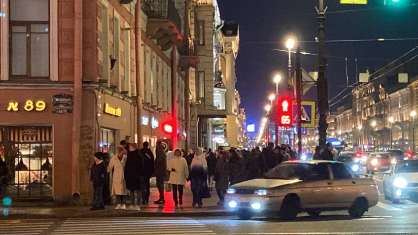толпа на невском второй день локдауна