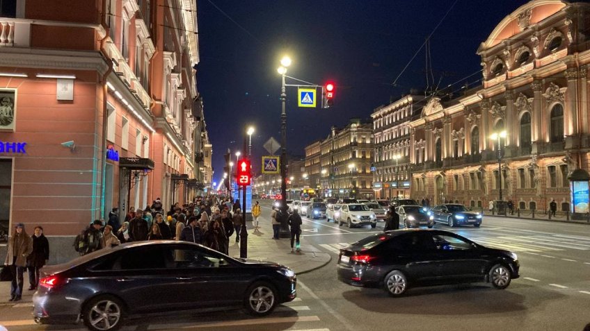толпа на невском второй день локдауна