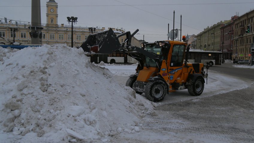 ковш убирает снег на площади восстания