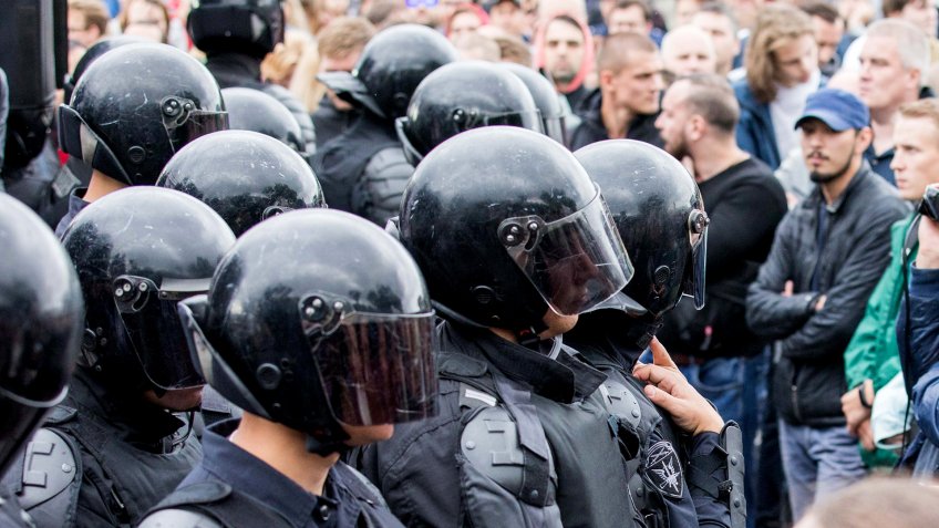 Росгвардейцы на митинге