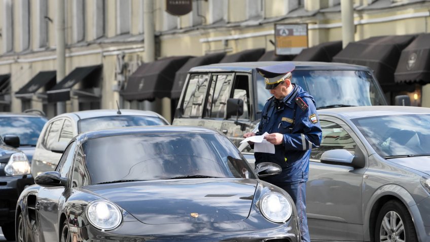 Сотрудник ГИБДД проверяет документы