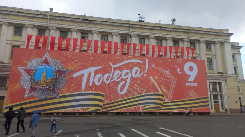 На Дворцовую площадь вернули баннер, сорванный ветром 