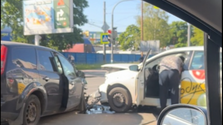 Такси столкнулось с Ford