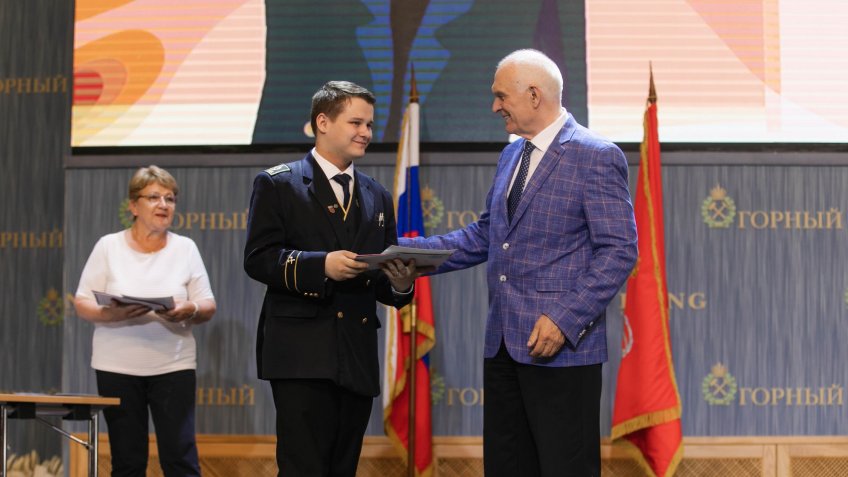 выпускники