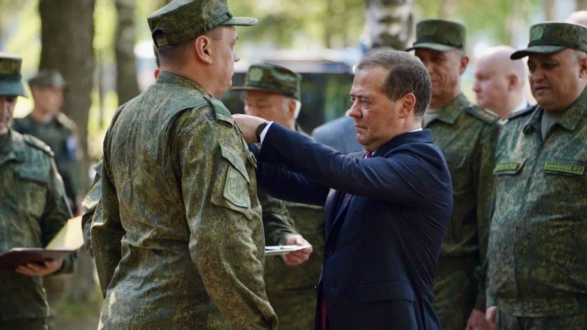медведев награждает военных