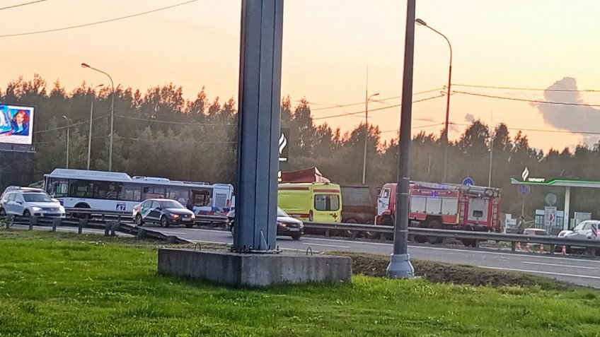 грузовик врезался в автобус
