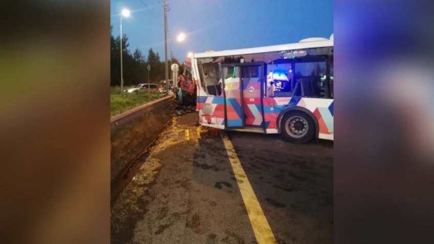 грузовик врезался в автобус