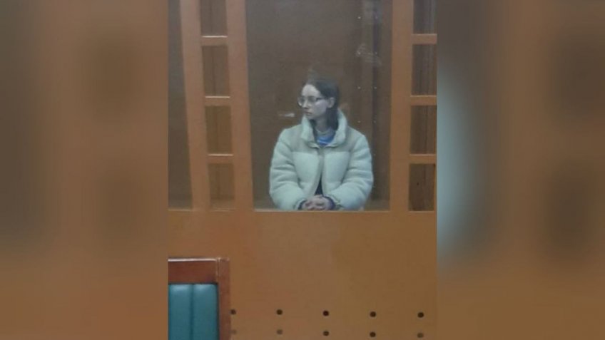 Девушка кинула коктейли молотова