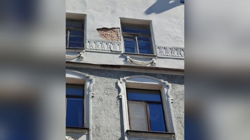 С дома упала штукатурка