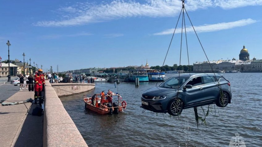 Автомобиль улетел в Неву