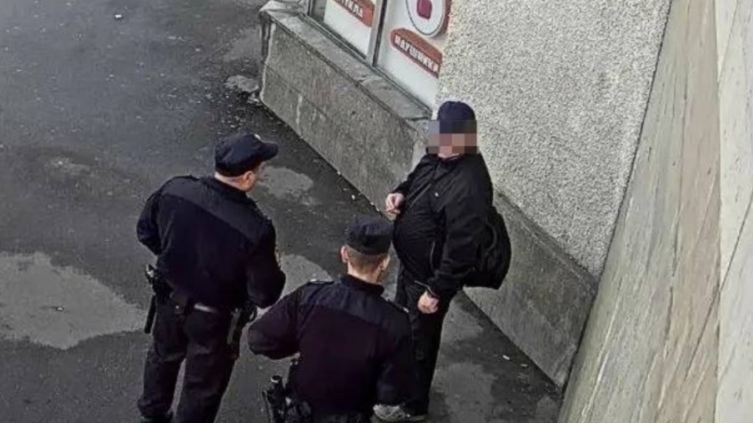 Приставал в метро