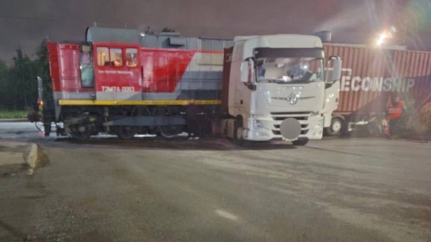 Столкновение грузовика с локомотивом в Автово