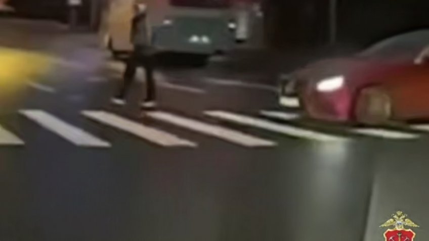 Mercedes мешает пешеходам