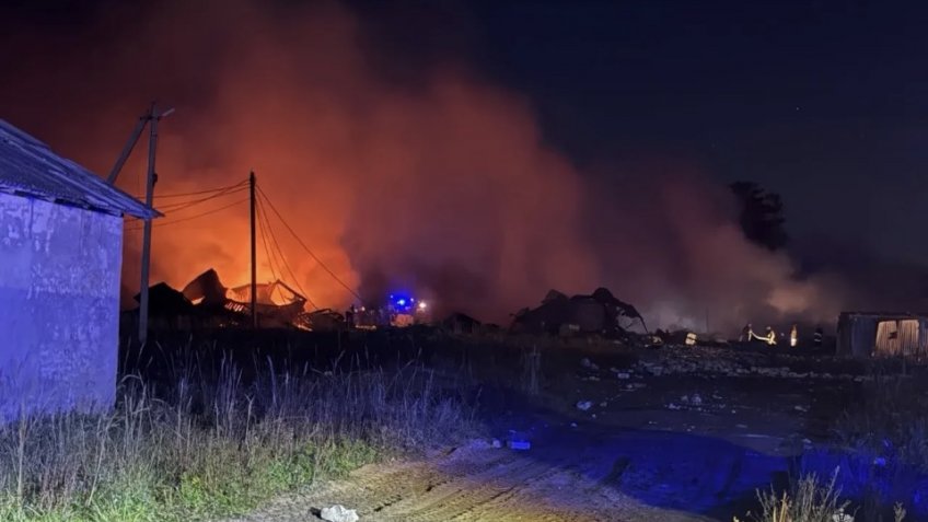 Пожар на производстве пиротехники в Кубринске