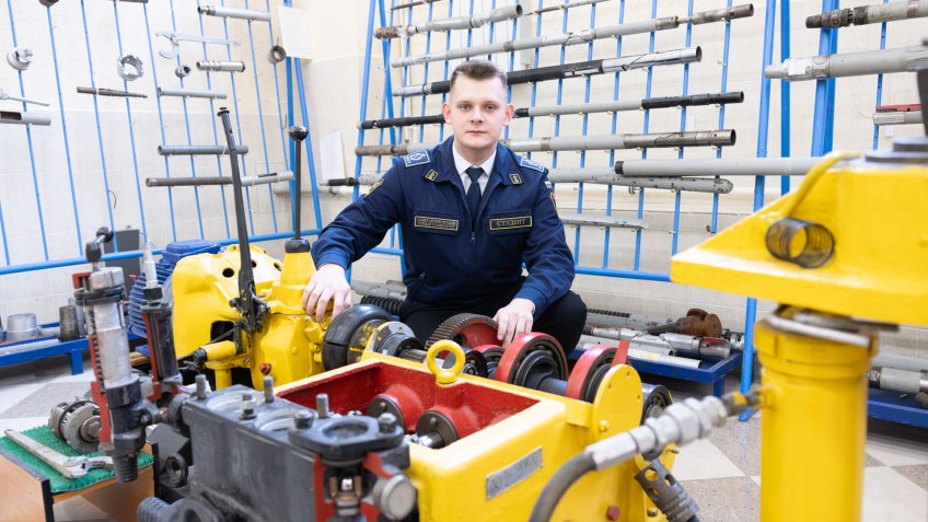 студент и двигатель